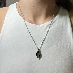 Leaf pendant necklace